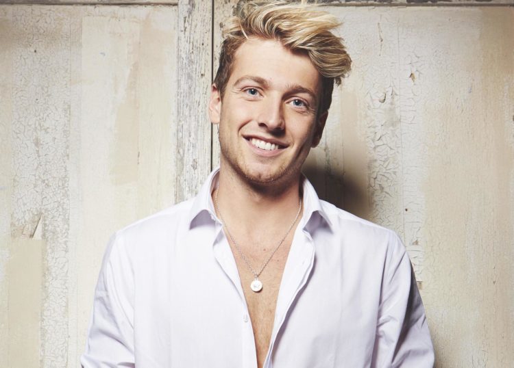 Sam Thompson kisses Habbs after HILARIOUS flirting - Made in Chelsea