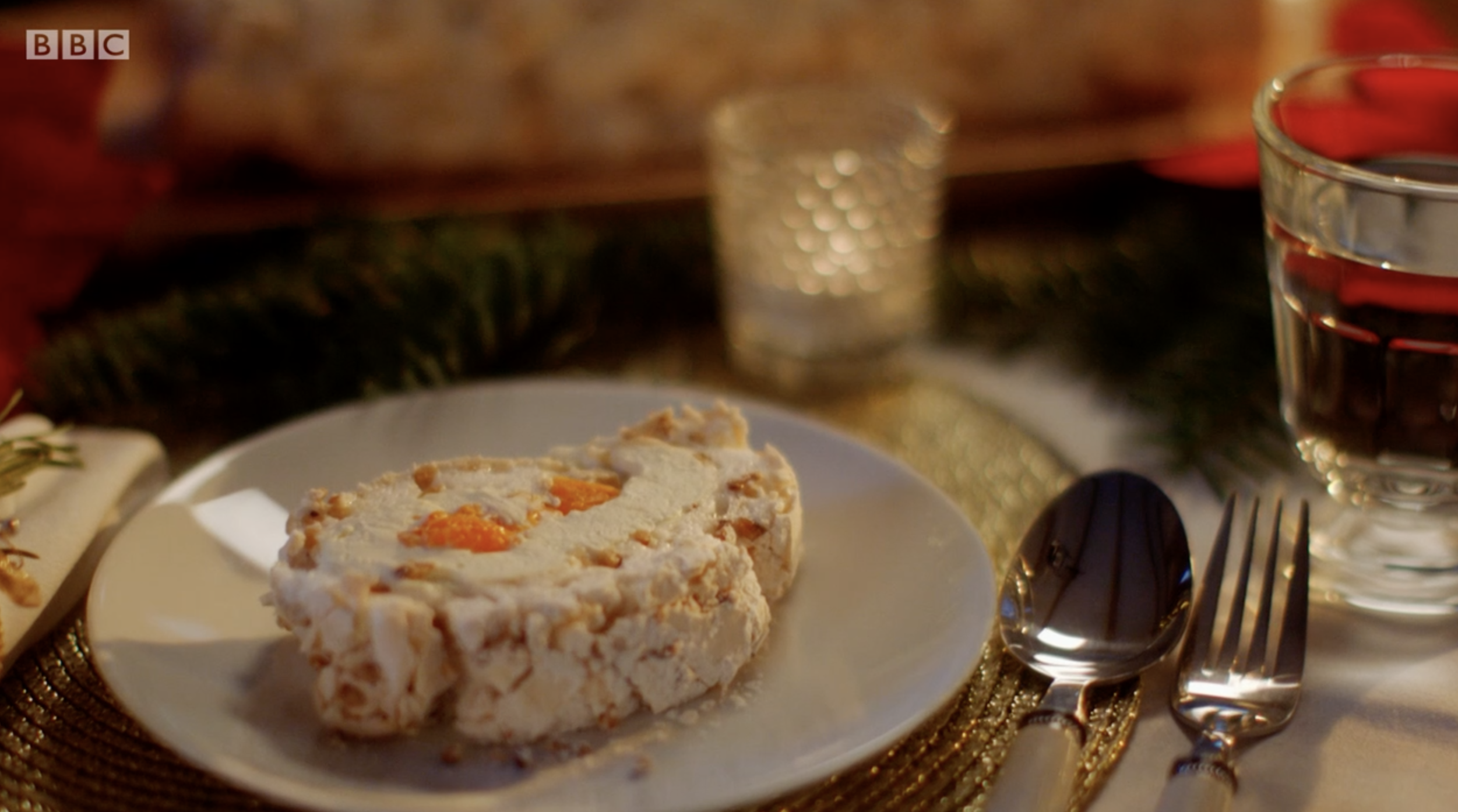 Mary Berry's Christmas Party - How to make her MERINGUE roulade!