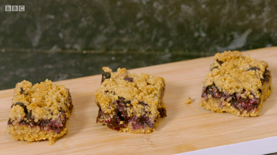 How to make the Eat Well For Less? berry crumble bars - quick and tasty!