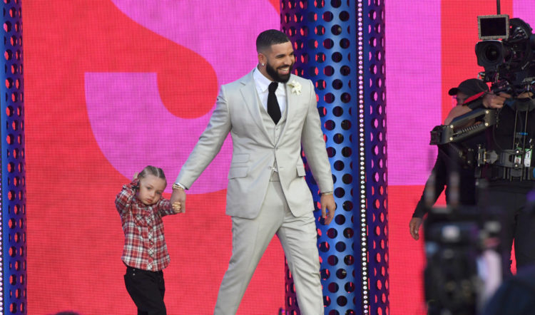 Drake's son is already bilingual, not that we're *Google's French for jealous*