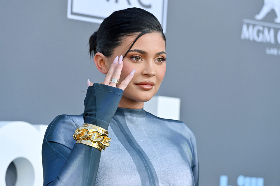 Kylie Jenner's gloveless Cosmetics tour is a germaphobe's nightmare
