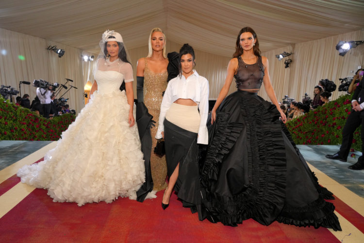 Khloé struggles to be on camera behind Kylie Jenner and Kourtney posing