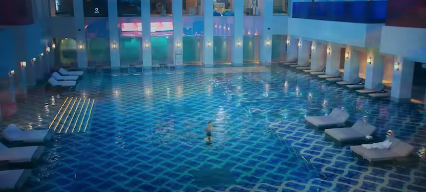Singles Inferno Paradise City swimming pool