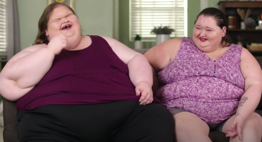 Amy and Tammy Slaton from 1000-Lb sitting on the couch and laughing