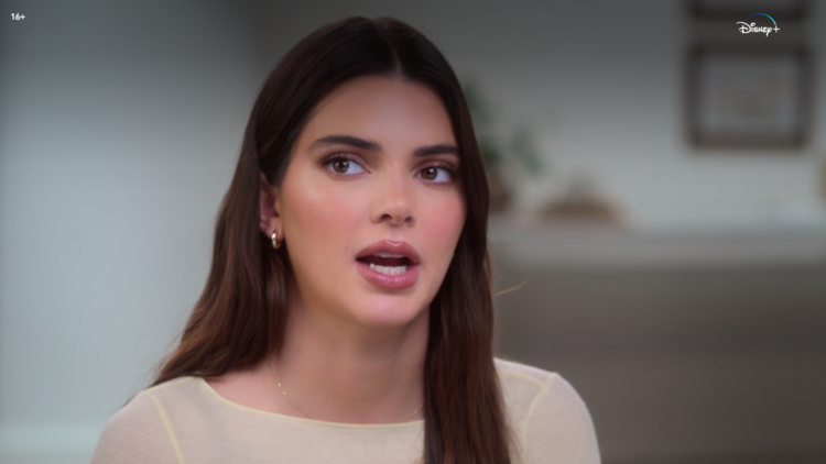 Kendall Jenner's plump lips has obsessed fans complimenting her in Spanish